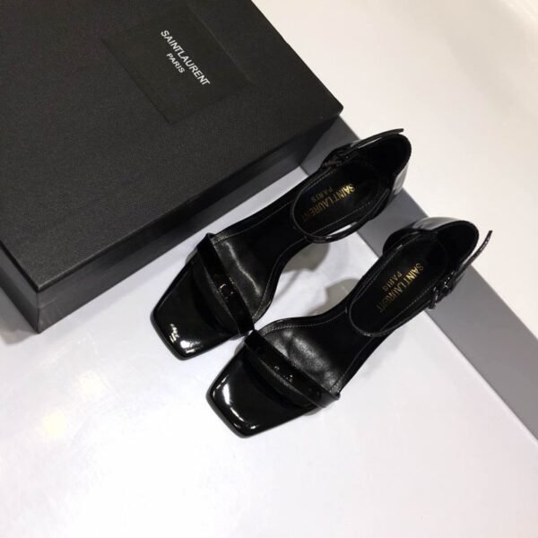 CASSANDRA FLAT SANDALS IN SMOOTH LEATHER