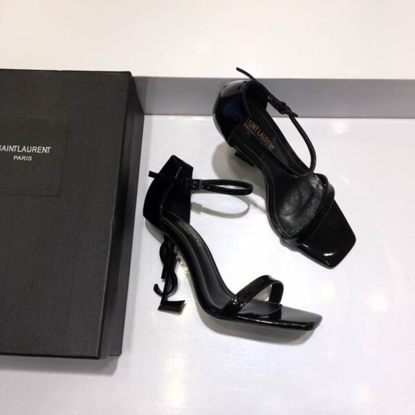 CASSANDRA FLAT SANDALS IN SMOOTH LEATHER