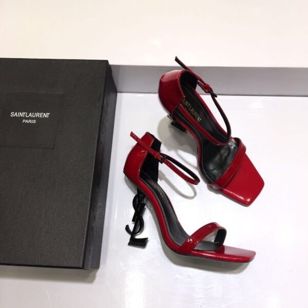 CASSANDRA FLAT SANDALS IN SMOOTH LEATHER
