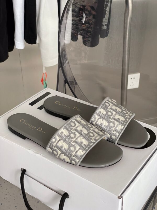 DIOR NEW ARRIVAL