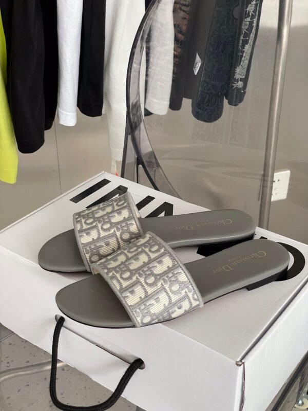 DIOR NEW ARRIVAL