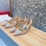 Valentino Garavani Powder One Stud Pumps in Patent Leather Woman