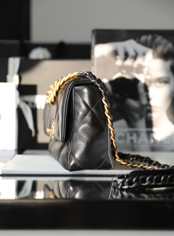 Chanel 19