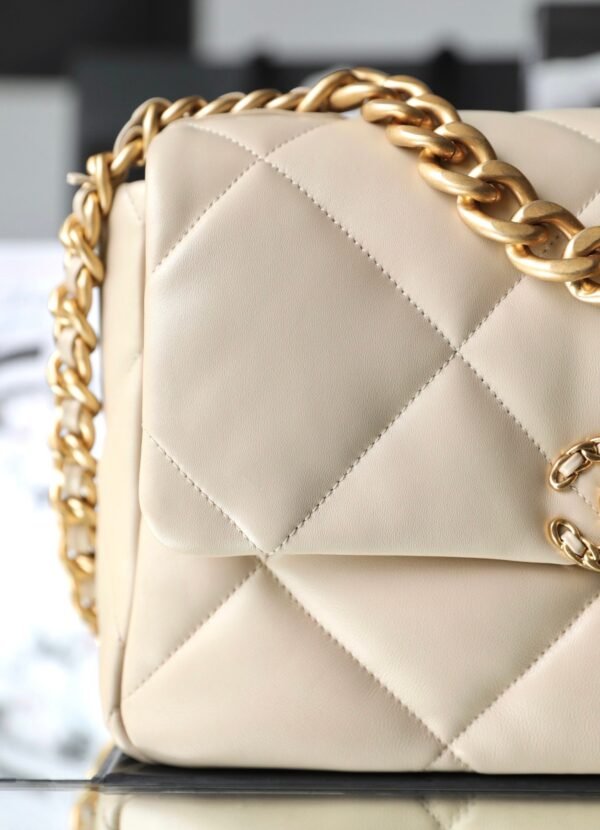 Chanel 19