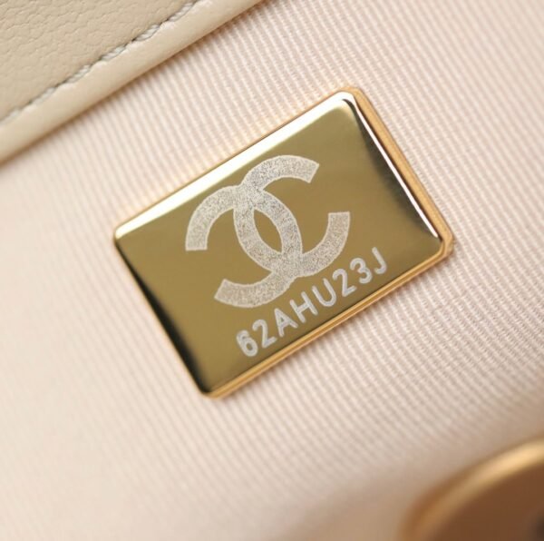 Chanel 19