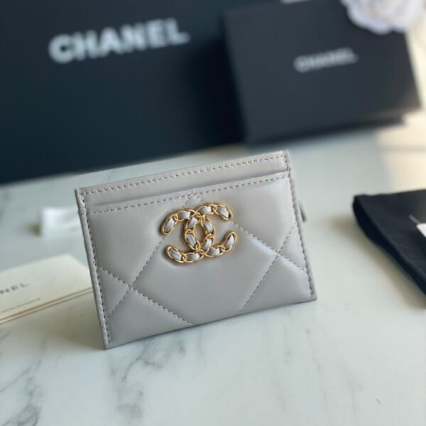 CHANEL 19 CARD HOLDER