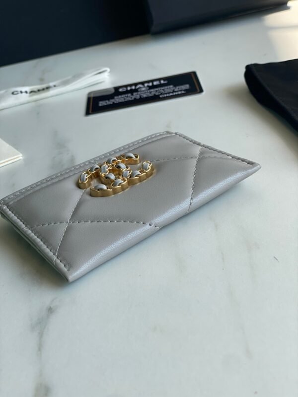 CHANEL 19 CARD HOLDER