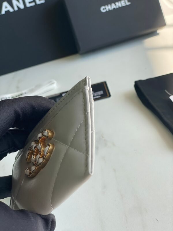 CHANEL 19 CARD HOLDER