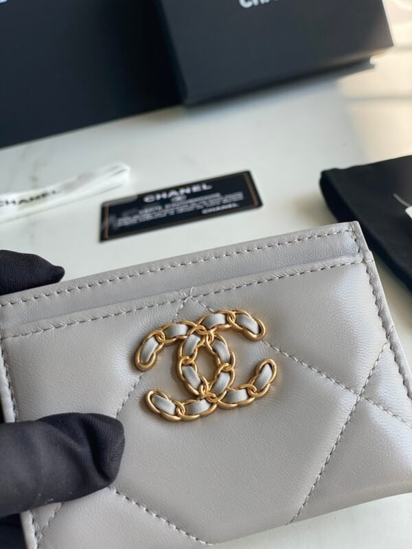 CHANEL 19 CARD HOLDER