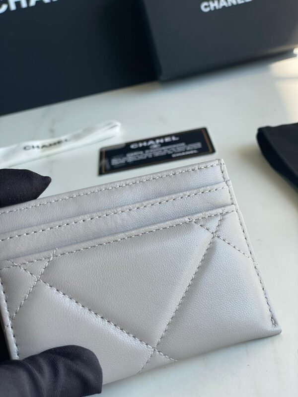 CHANEL 19 CARD HOLDER