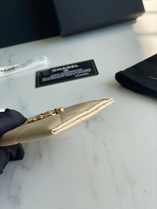 CHANEL 19 CARD HOLDER