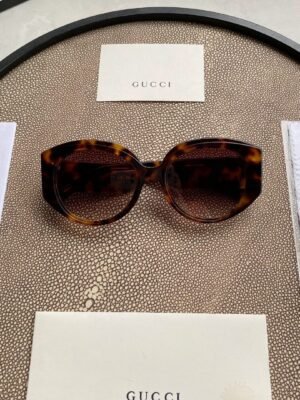 OVERSIZED ROUND SUNGLASSES
