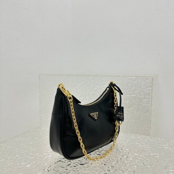 Re-Edition Leather bag