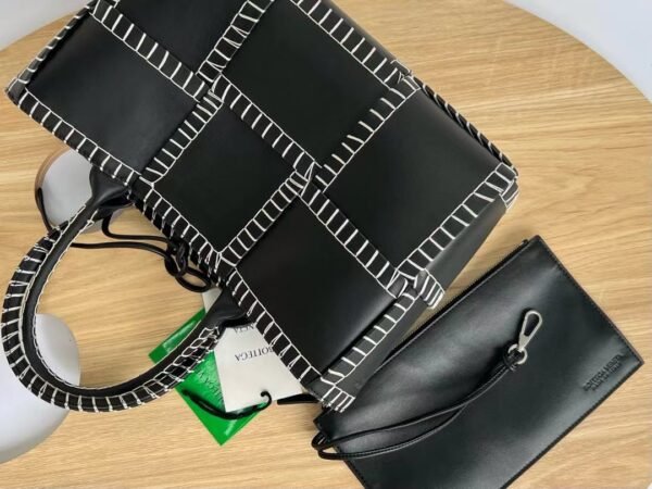 Bottega Veneta Medium Arco Tote Bag