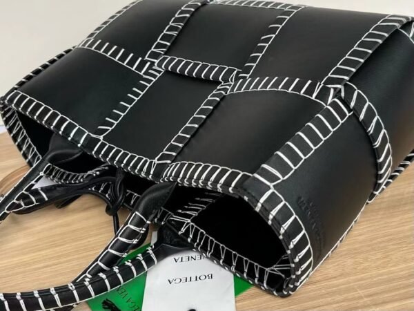 Bottega Veneta Medium Arco Tote Bag